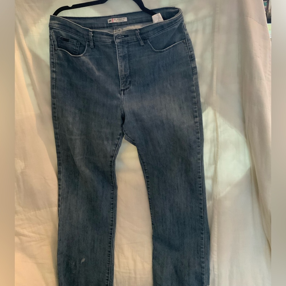 Vntg Y2K Lee Women's Classic Blue Capris size 6 embroidery pockets black floral